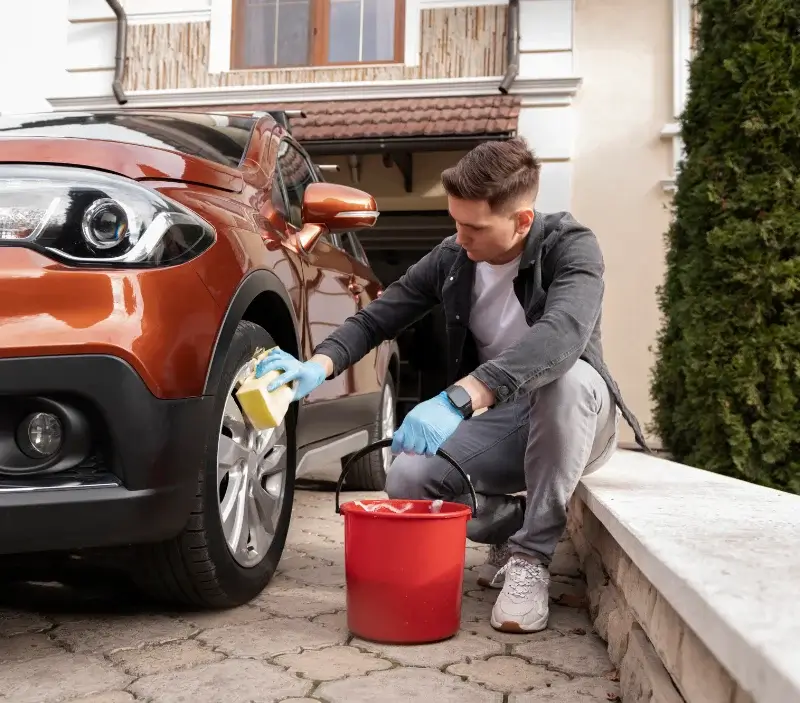 Lavage auto à domicile Ponts-et-Marais : professionnel intervenant sur un véhicule
